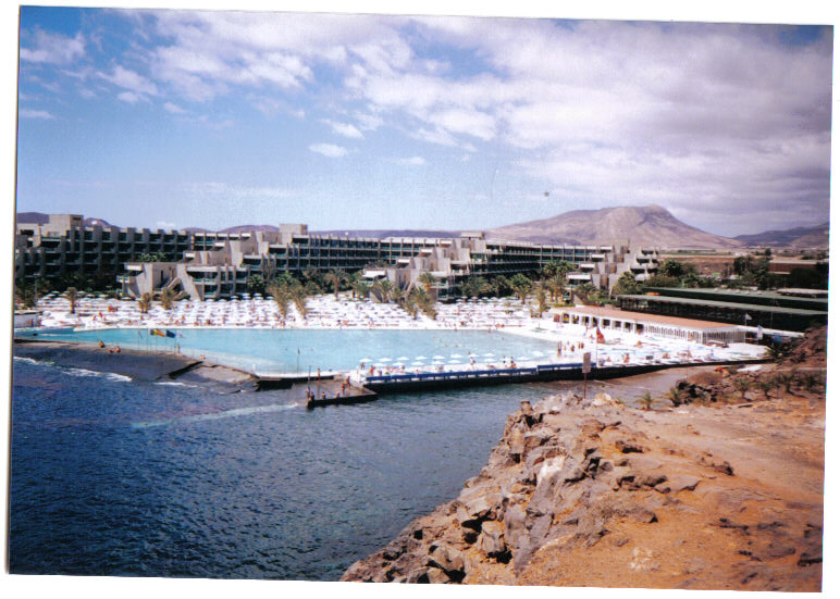 pohled od moře- na hotel.jpg